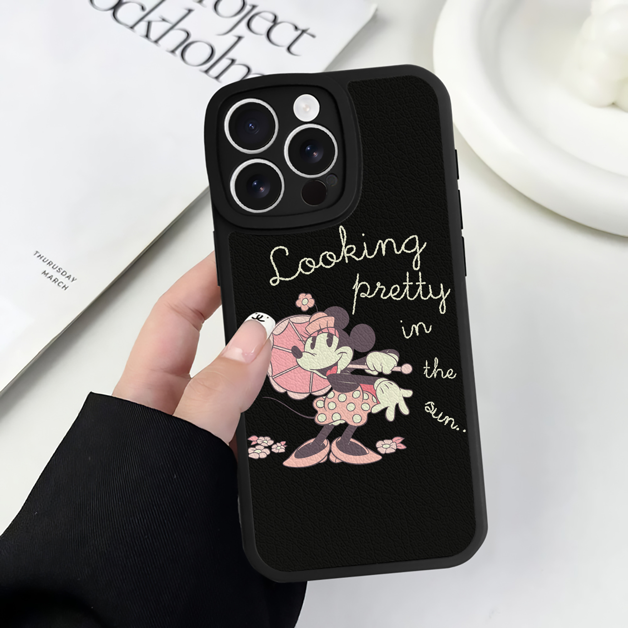 （画像用） ミッキーマウス Mickey Mouse 【iPhone 16シリーズ対応】シリコンスマホケース（レザー調） 材質：シリコン